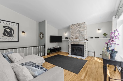 Salon - 11 Rue Sunnyview, Morin-Heights, QC - Indoor Photo Showing Living Room With Fireplace