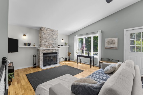 Salon - 11 Rue Sunnyview, Morin-Heights, QC - Indoor Photo Showing Living Room With Fireplace