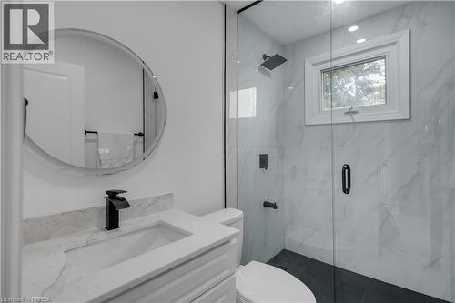 19 Broad Street, Brantford, ON - Indoor Photo Showing Bathroom