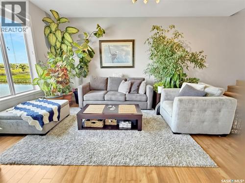 11 701 Mcintosh Street E, Swift Current, SK - Indoor Photo Showing Living Room
