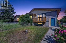 218 Bermuda Drive NW  Calgary, AB T3K 2A9