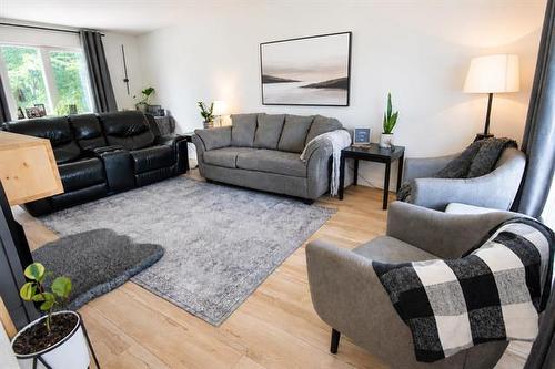4 Schultz Rd, Pinawa, MB - Indoor Photo Showing Living Room