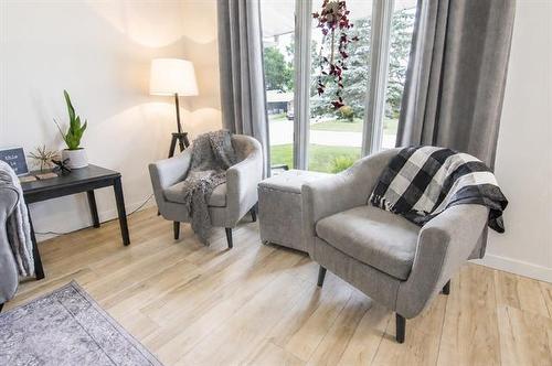 4 Schultz Rd, Pinawa, MB - Indoor Photo Showing Living Room