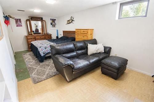 4 Schultz Rd, Pinawa, MB - Indoor Photo Showing Living Room