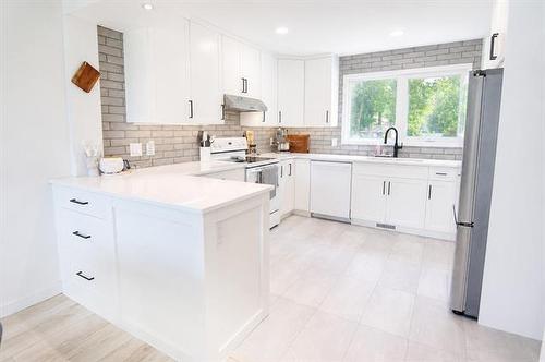4 Schultz Rd, Pinawa, MB - Indoor Photo Showing Kitchen