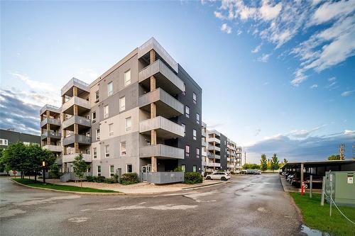 212 775 Sterling Lyon Parkway  Winnipeg, MB R3P 1H1