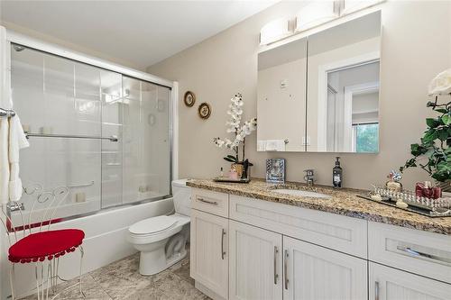 212 775 Sterling Lyon Parkway, Winnipeg, MB - Indoor Photo Showing Bathroom