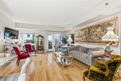 212 775 Sterling Lyon Parkway, Winnipeg, MB - Indoor Photo Showing Living Room