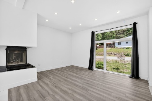 Living Room - 405 Rue De La Montagne, Saint-Calixte, QC - Indoor With Fireplace