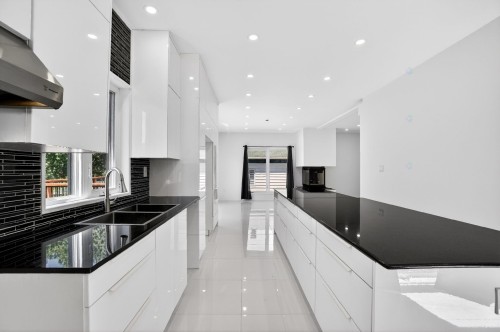 Kitchen - 405 Rue De La Montagne, Saint-Calixte, QC - Indoor Photo Showing Kitchen With Double Sink With Upgraded Kitchen