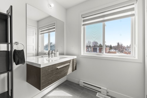 Bathroom - 177 Av. Mason, Pointe-Claire, QC - Indoor Photo Showing Bathroom