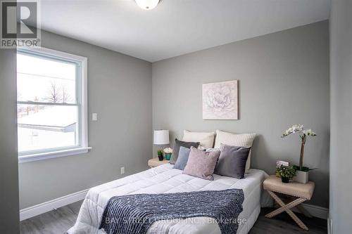 351 East 27Th Street, Hamilton, ON - Indoor Photo Showing Bedroom