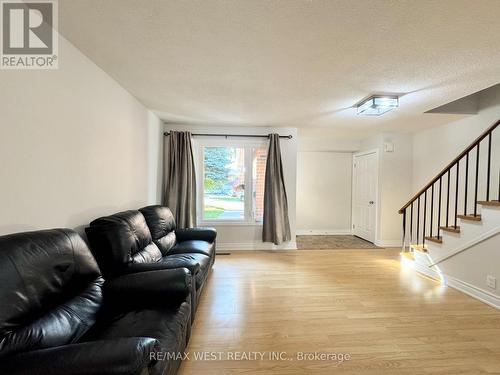 40 Maplehurst Square, Brampton, ON - Indoor Photo Showing Living Room