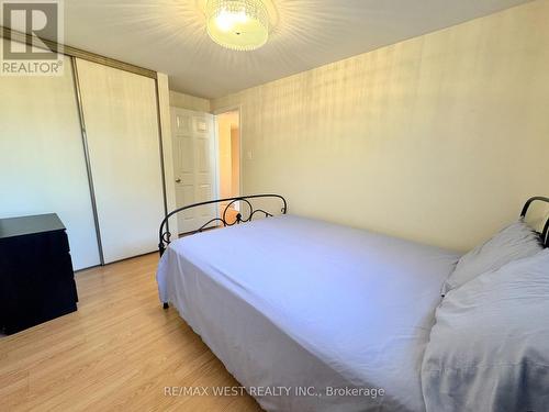 40 Maplehurst Square, Brampton, ON - Indoor Photo Showing Bedroom