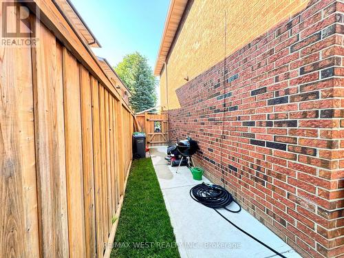 40 Maplehurst Square, Brampton, ON - Indoor Photo Showing Other Room