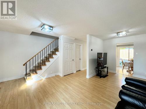 40 Maplehurst Square, Brampton, ON - Indoor Photo Showing Living Room
