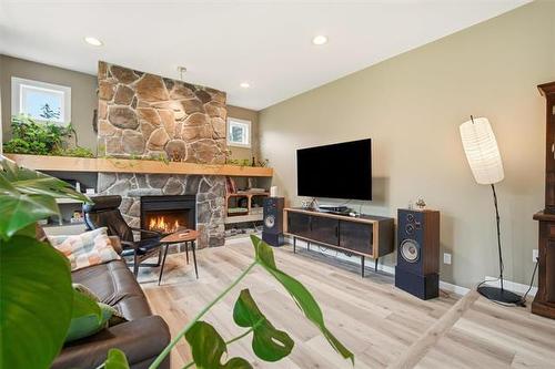 107 Hazel Ave, St Andrews, MB - Indoor Photo Showing Living Room With Fireplace