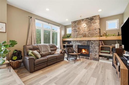 107 Hazel Ave, St Andrews, MB - Indoor Photo Showing Living Room With Fireplace