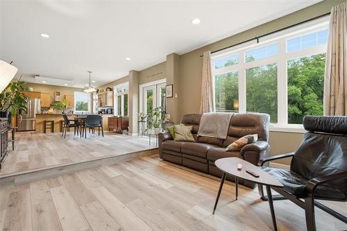 107 Hazel Ave, St Andrews, MB - Indoor Photo Showing Living Room