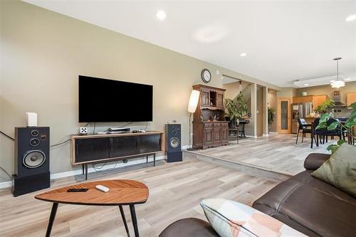 107 Hazel Ave, St Andrews, MB - Indoor Photo Showing Living Room