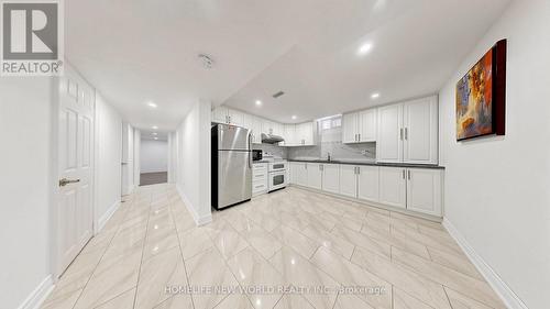 73 Doubtfire Crescent, Markham, ON - Indoor Photo Showing Kitchen