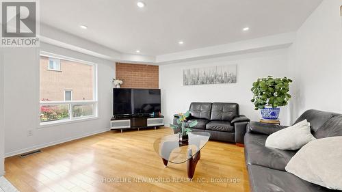 73 Doubtfire Crescent, Markham, ON - Indoor Photo Showing Living Room