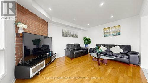 73 Doubtfire Crescent, Markham, ON - Indoor Photo Showing Living Room