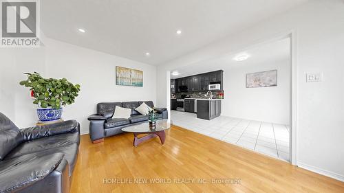 73 Doubtfire Crescent, Markham, ON - Indoor Photo Showing Living Room