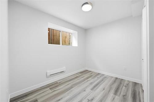 369 Berry St, Winnipeg, MB - Indoor Photo Showing Other Room