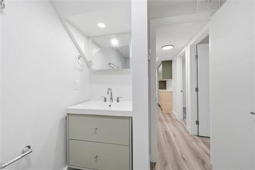 369 Berry St, Winnipeg, MB - Indoor Photo Showing Bathroom