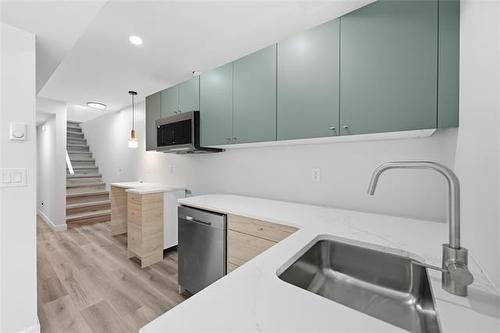 369 Berry St, Winnipeg, MB - Indoor Photo Showing Kitchen