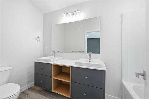 369 Berry St, Winnipeg, MB - Indoor Photo Showing Bathroom