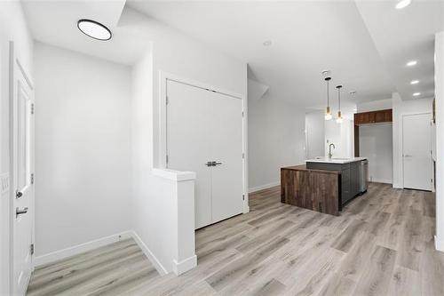 369 Berry St, Winnipeg, MB - Indoor Photo Showing Other Room