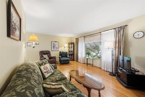 1038 Prince Rupert Ave, Winnipeg, MB - Indoor Photo Showing Living Room
