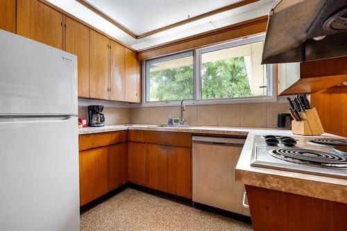 61 Verbena St, Winnipeg, MB - Indoor Photo Showing Kitchen