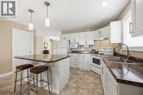 5600 Blackwell Sideroad Unit# 453, Sarnia, ON - Indoor Photo Showing Kitchen With Double Sink