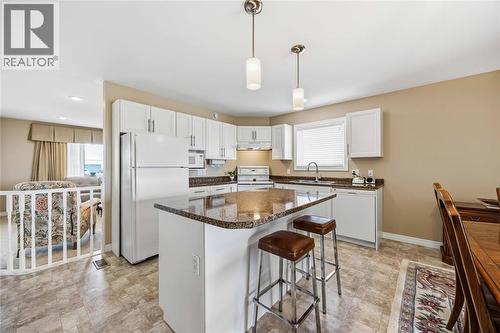 5600 Blackwell Sideroad Unit# 453, Sarnia, ON - Indoor Photo Showing Kitchen