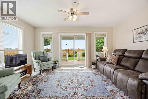 5600 Blackwell Sideroad Unit# 453, Sarnia, ON - Indoor Photo Showing Living Room