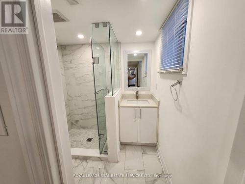 1447 Santa Rosa Court, Mississauga, ON - Indoor Photo Showing Bathroom