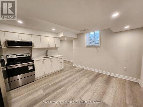 1447 Santa Rosa Court, Mississauga, ON - Indoor Photo Showing Kitchen