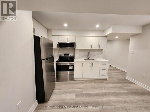 1447 Santa Rosa Court, Mississauga, ON - Indoor Photo Showing Kitchen