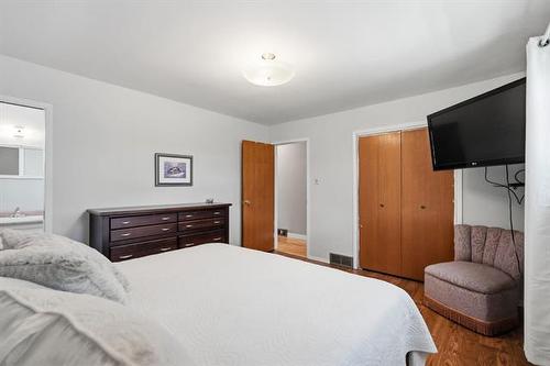 222 Stuart Ave, Winnipeg, MB - Indoor Photo Showing Bedroom