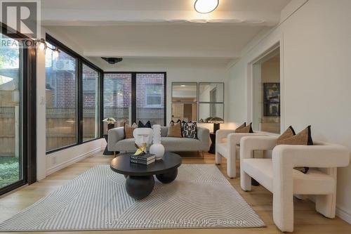 81 Yorkview Drive, Toronto, ON - Indoor Photo Showing Living Room