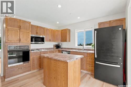 342 Haslam Crescent, Saskatoon, SK - Indoor Photo Showing Kitchen With Double Sink