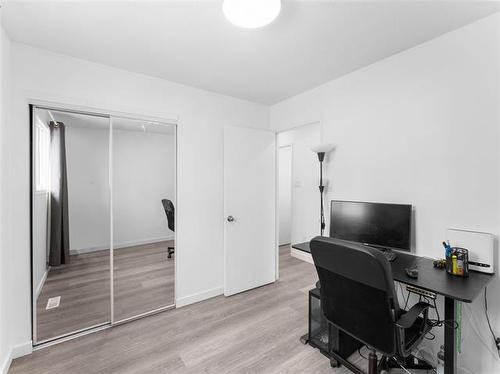 18 Dorge Dr, Winnipeg, MB - Indoor Photo Showing Office