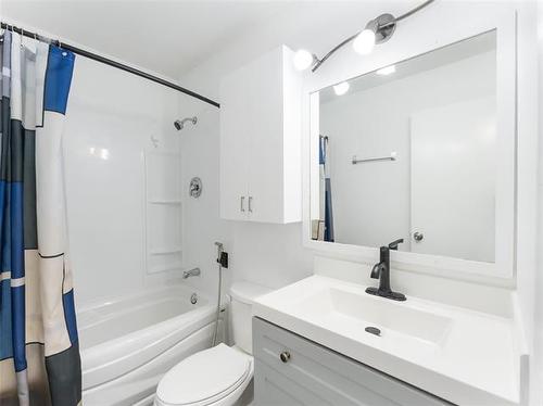 18 Dorge Dr, Winnipeg, MB - Indoor Photo Showing Bathroom