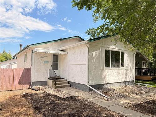 18 Dorge DR  Winnipeg, MB R3V 1M4