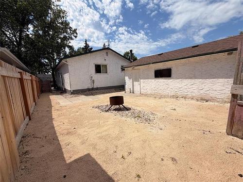 18 Dorge Dr, Winnipeg, MB - Outdoor With Exterior