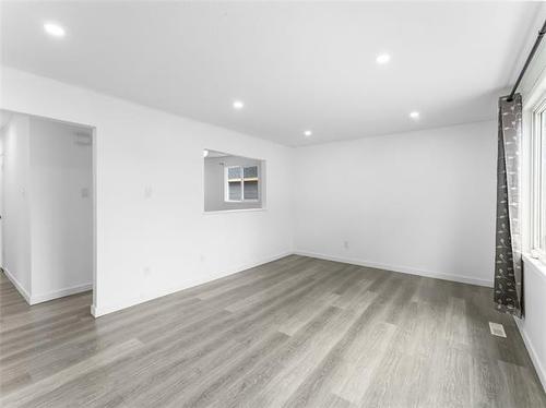 18 Dorge Dr, Winnipeg, MB - Indoor Photo Showing Other Room