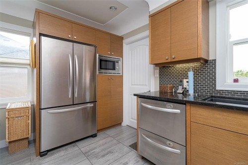 10107 Third St, Sidney, BC 